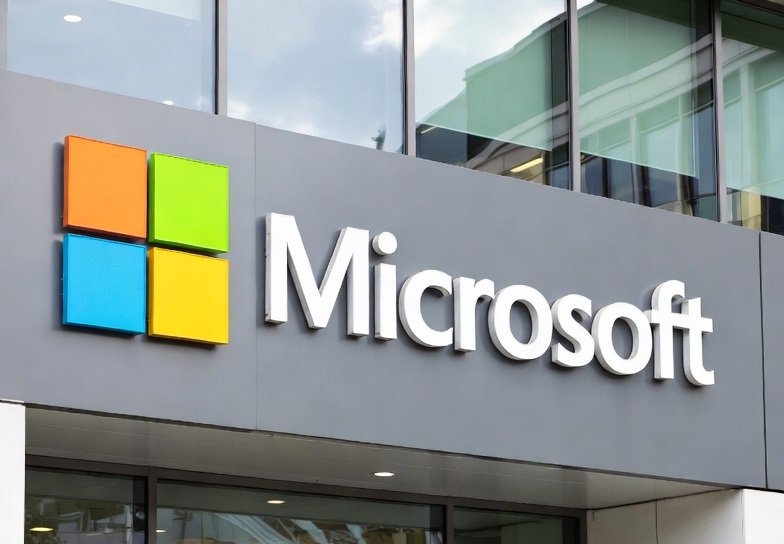 Illustration : Microsoft : "Toutes Tâches Cols Blancs Automatisées en 18 Mois" – Suleyman Prédit AGI Pro